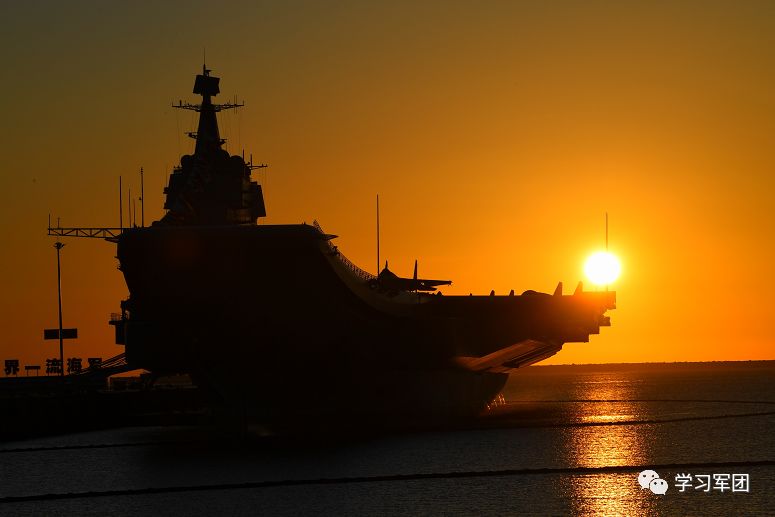 霞光中的山東艦